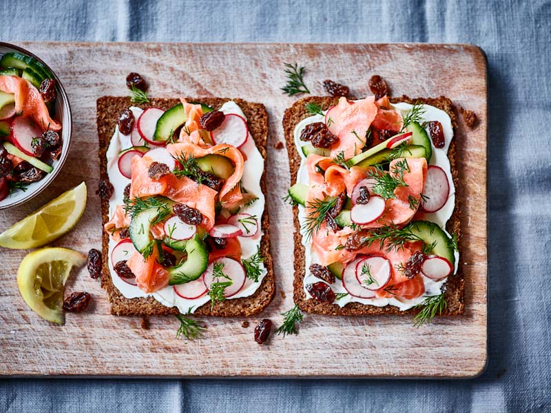 Sandwich with marinated smoked salmon and raisins