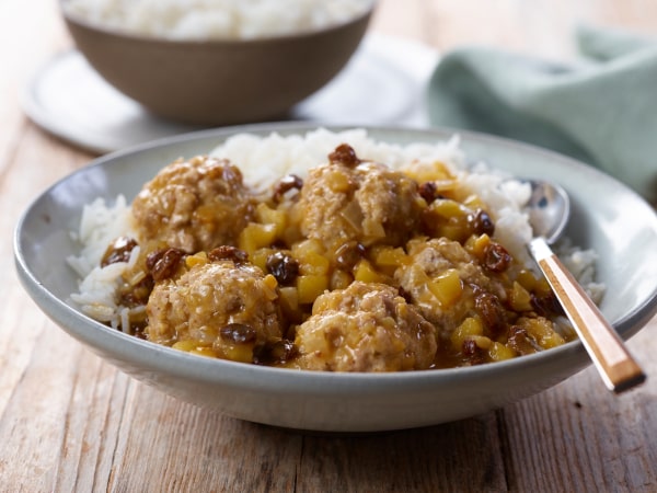 Buns in curry recipe with California raisins exotic dish