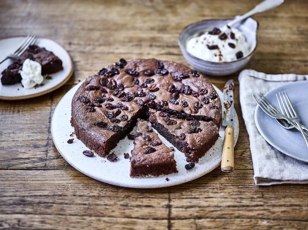 Gooey raisin chocolate cake